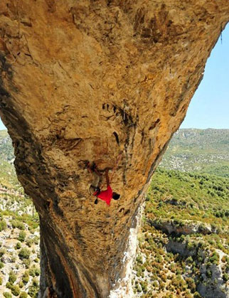 阿成成功攀爬西班牙经典线路“海豚”7C+