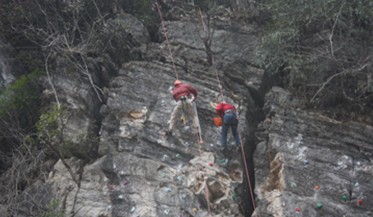 神农架官门山景区内的室外攀岩墙