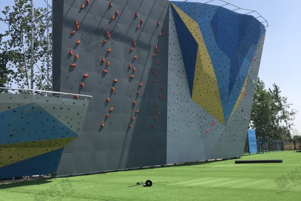 专业安装，铸就大学攀岩墙的育人基石