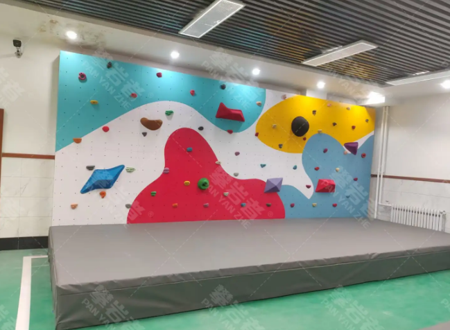 预留升级改造空间,建设体校可持续发展训练攀岩墙场地